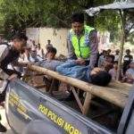 Tak Ada Ambulan, Dua Korban "Adu Banteng" Diangkut Kursi Bambu