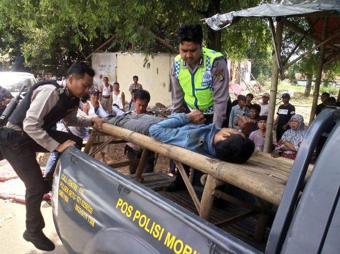 Tak Ada Ambulan, Dua Korban "Adu Banteng" Diangkut Kursi Bambu