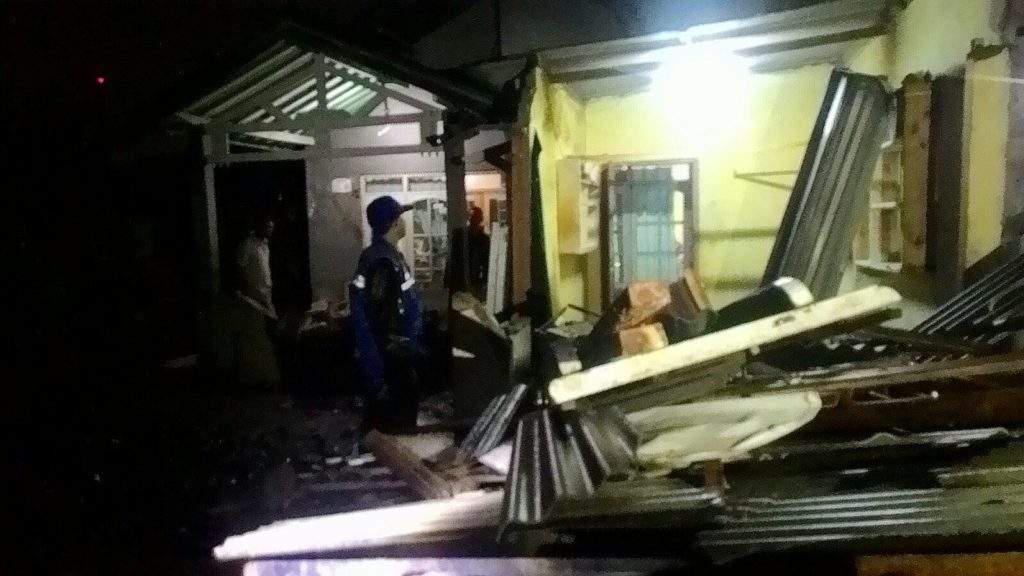 Puting Beliung Sikat Abis Atap 30 Rumah di Cimahi