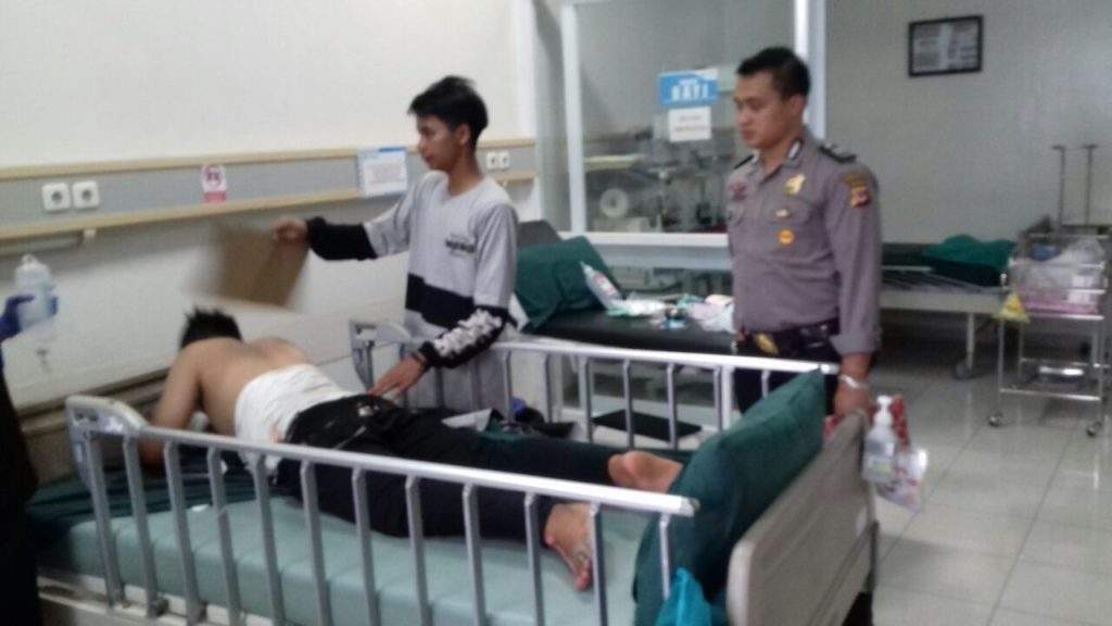 Dhuaaarr!! Temanku Terpental Kesetrum Kabel Listrik PLN Tegangan Tinggi