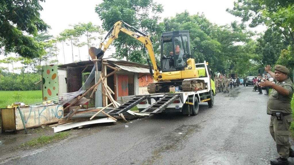 Puluhan Bangunan Liar di Sepadan Irigasi Dibongkar Satpol PP