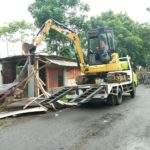 Puluhan Bangunan Liar di Sepadan Irigasi Dibongkar Satpol PP