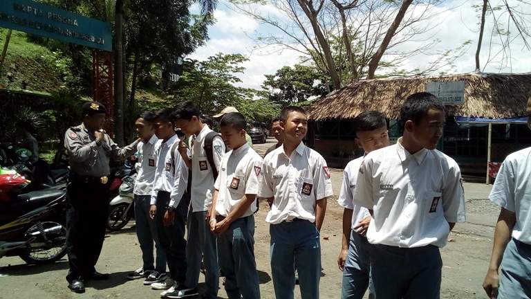 Ketauan Bolos Sekolah, Pelajar Diganjar Hukuman Fisik Kaya Gini Sama Polisi