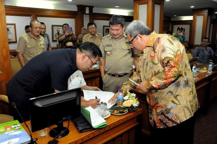 Aher Hitung-hitungan Tipping Fee Legok Nangka Bersama Bupati/Walikota