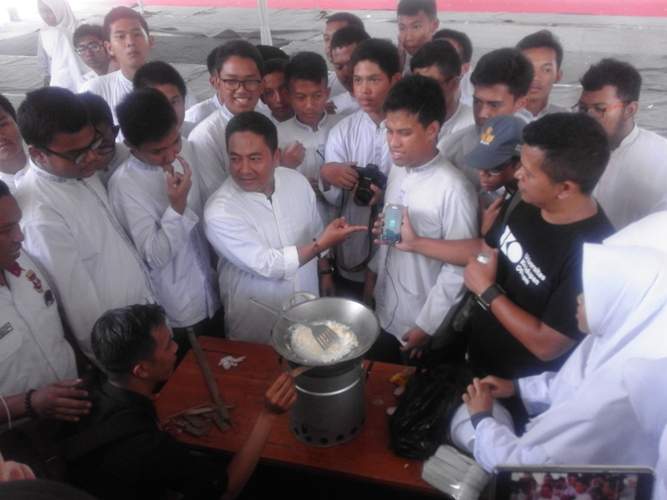 Siswa SMA 10 Bandung Antusias Sambut Sang Penerang Uko