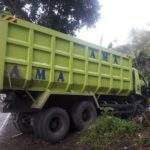 Diduga Hilang Kendali, Truk Tabrak Bangunan Kosong Di Tasik