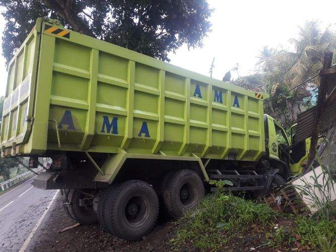 Diduga Hilang Kendali, Truk Tabrak Bangunan Kosong Di Tasik