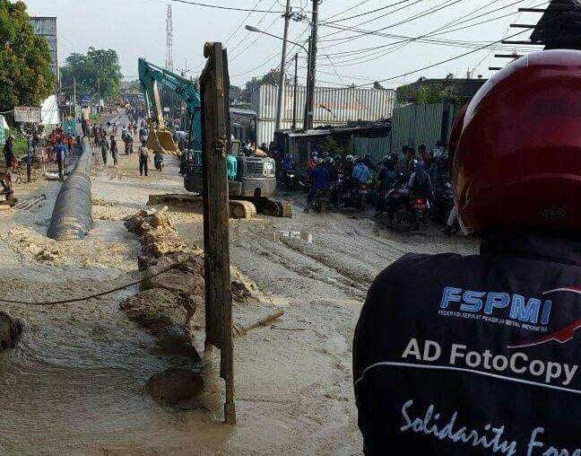 Muncul "Lumpur Lapindo" Di Galian Pipa PDAM Bekasi