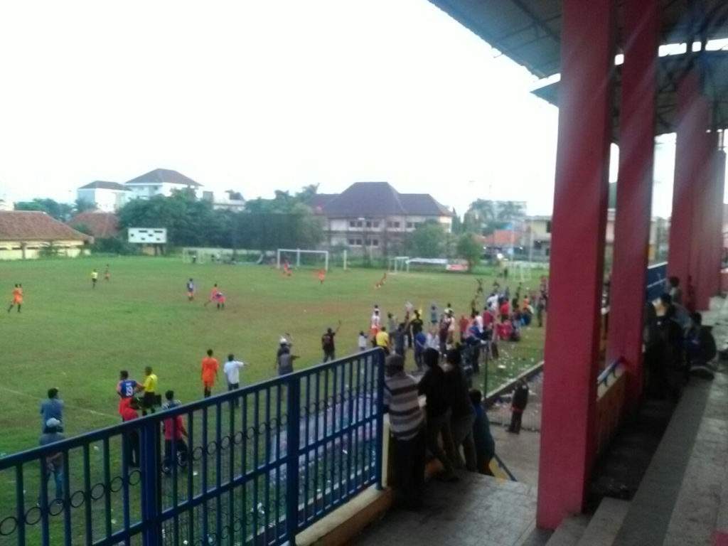 Gara-gara Wasit, Pertandingan Bola Liga Desa Ricuh