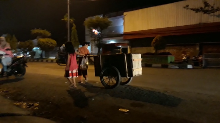 Sahrul & Kedua Adiknya Cari Rongsokan Hingga Larut Malam Demi Kelangsungan Hidup