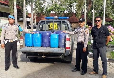 Razia Di Akhir Pekan, Polsek Pabuaran Sita 300 Liter Tuak