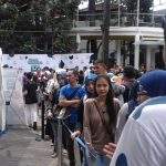 Ribuan Orang Rela Antre Mengular Demi Bolu Susu Lembang