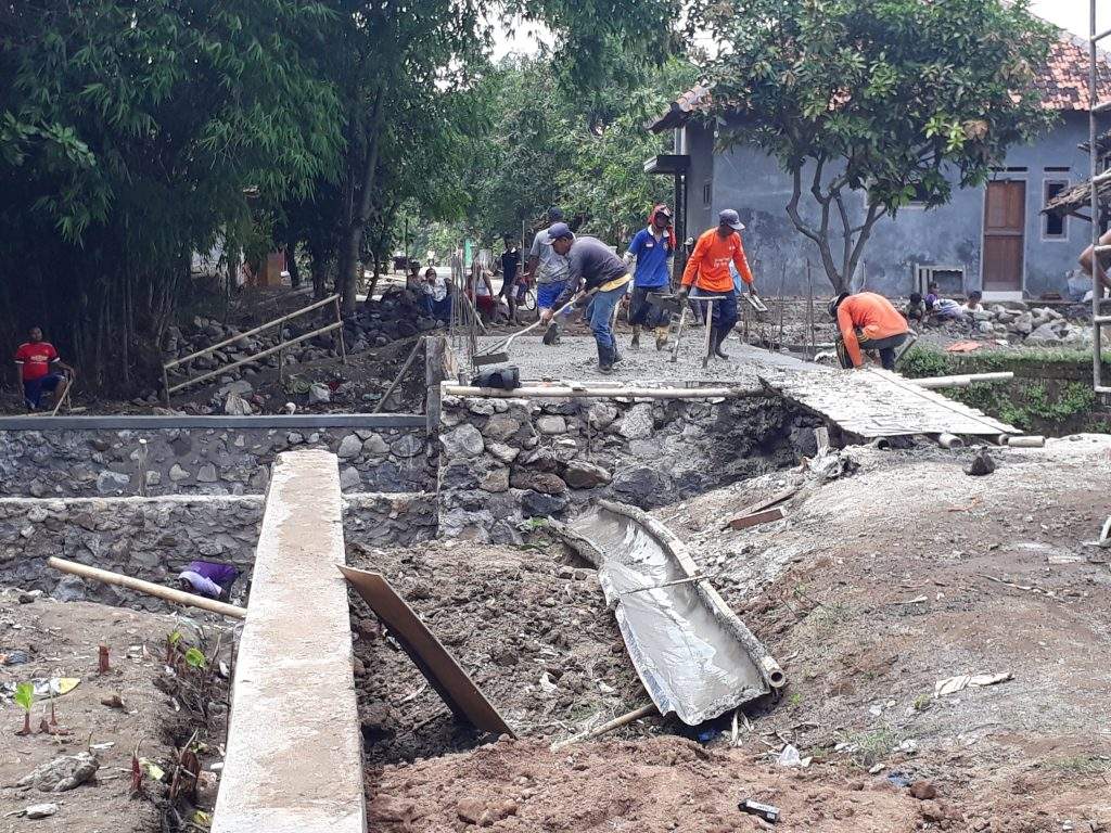 Warga Ngeluh Proyek Jembatan Gembongan Molor