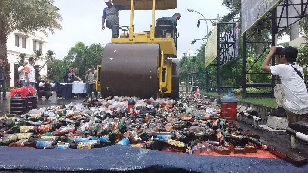 Jelang Tahun Baru, Polrestro Bekasi Musnahkan 11.000 Miras Dan 15.600 Petasan