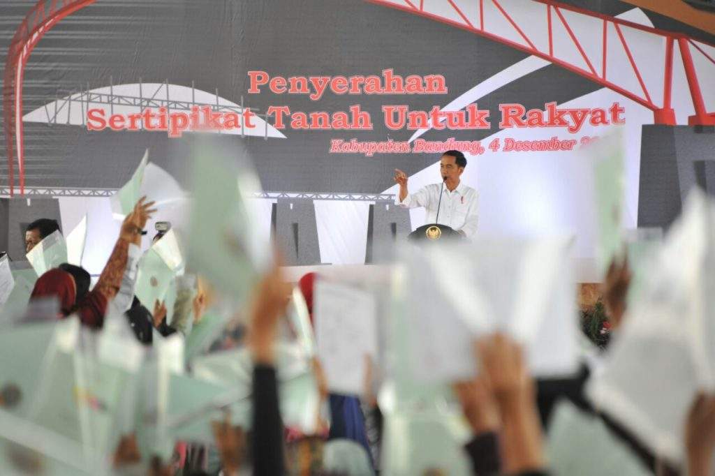 Jokowi Bagikan 10 Ribu Sertifikat Tanah se-Kabupaten Bandung