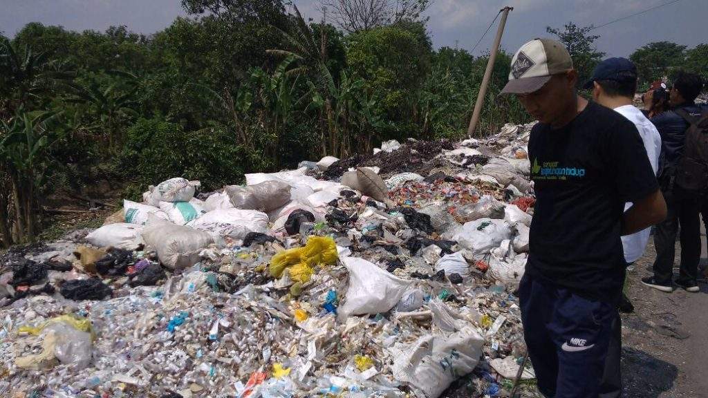 Wow! Puluhan Ton Limbah Medis Menumpuk di Bantaran Sungai
