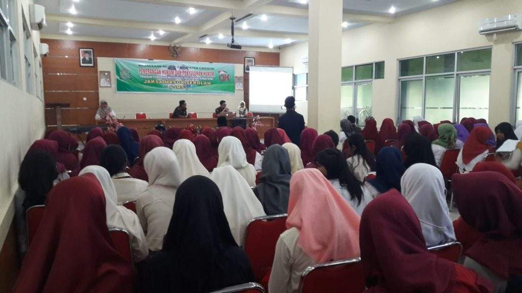 Kajari Sumber Lakukan Pengenalan Hukum Sedari Dini Dilingkungan Sekolah Kajari Sumber Lakukan Pengenalan Hukum Sedari Dini Dilingkungan Sekolah