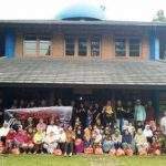 Komunitas Brio, Ngecat Masjid dan Santuni Warga di Lembang