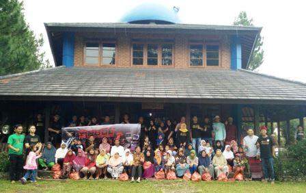 Komunitas Brio, Ngecat Masjid dan Santuni Warga di Lembang Komunitas Brio, Ngecat Masjid dan Santuni Warga di Lembang