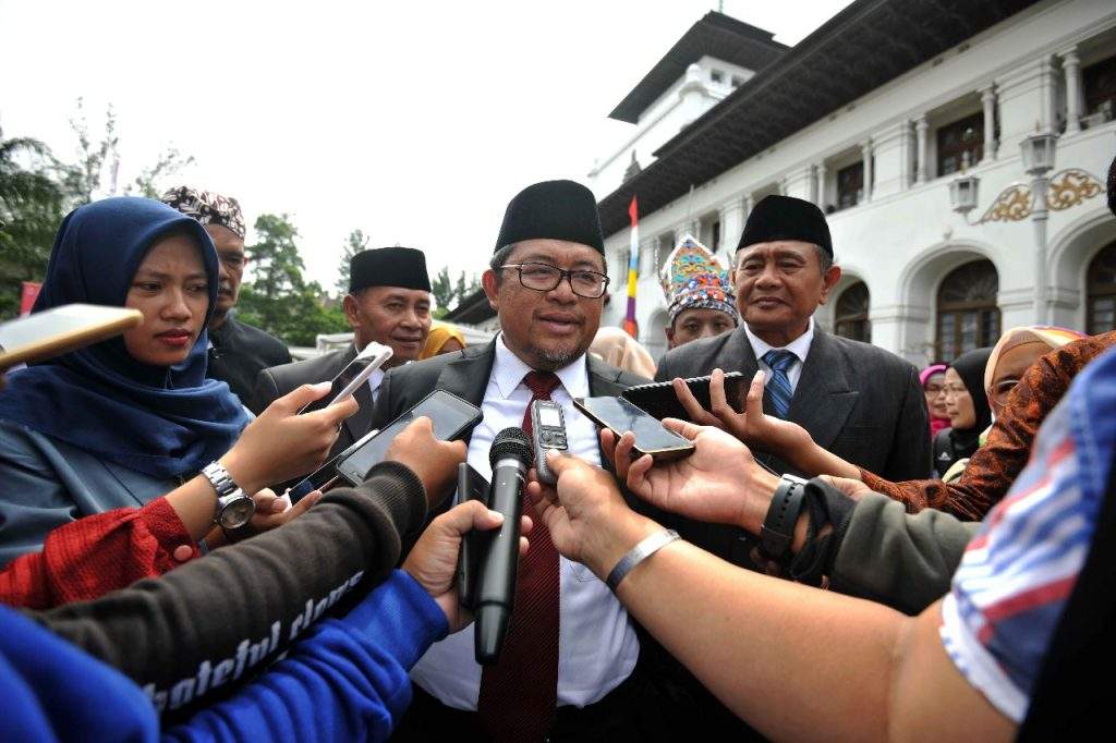 Aher Sebut Ibu Adalah Center Of Life