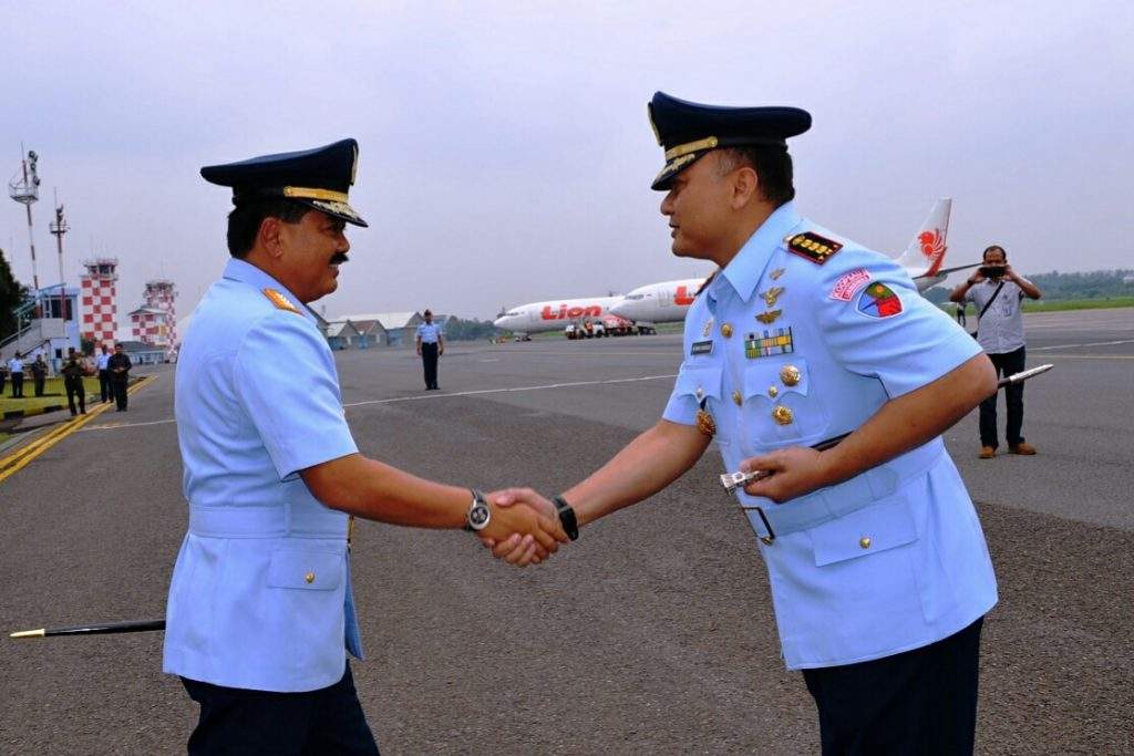 Danlanud Husein Antar Panglima TNI Usai Tutup Pendidikan Dikreg Sesko TNI 2017 Danlanud Husein Antar Panglima TNI Usai Tutup Pendidikan Dikreg Sesko TNI 2017