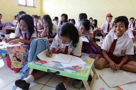 Kadisdik : Pengadaan Kursi dan Meja Sekolah Satu Paket dengan Gedung 