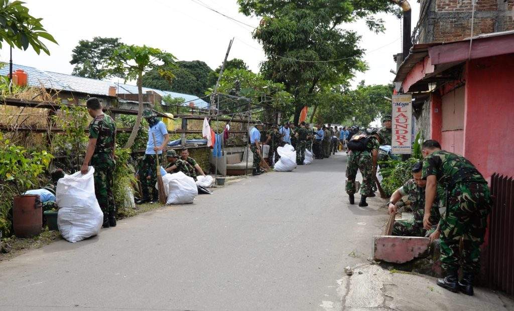 TNI Lanud Husein Sastranegara Gelar Karya Bhakti Gotong Royong Bersama Warga TNI Lanud Husein Sastranegara Gelar Karya Bhakti Gotong Royong Bersama Warga