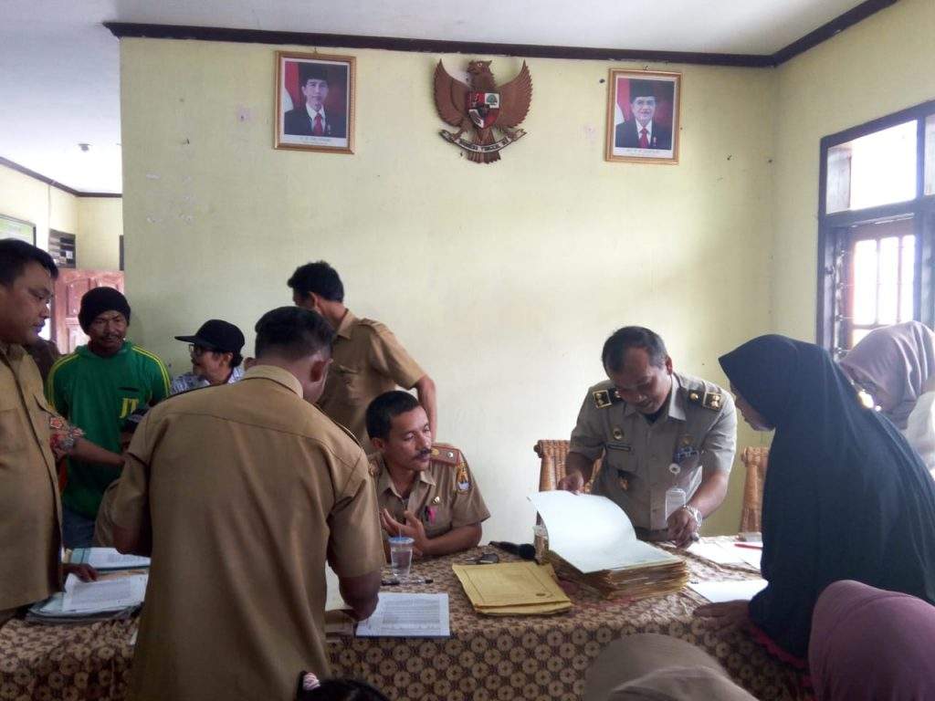 BPN Kab Cirebon Serahkan 146 Sertifikat PTSL Di Dompyong Kulon