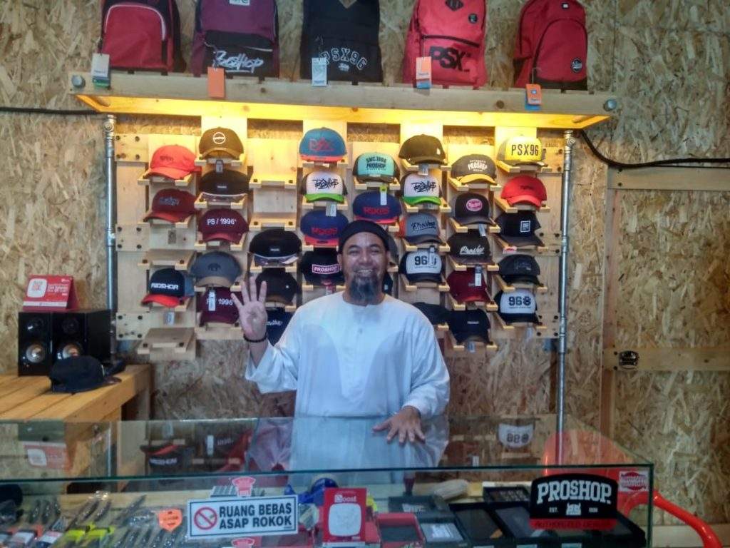 "Proshop Distro" Kiblatnya Fashion Anak Muda Zaman Now "Proshop Distro" Kiblatnya Fashion Anak Muda Zaman Now