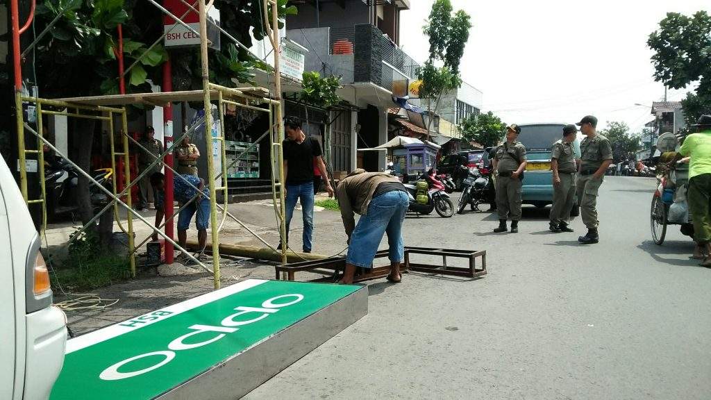 Lagi, Satpol PP Kab Cirebon Tertibkan Reklame Tak Berizin