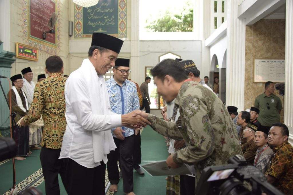 Kunjungi Cianjur, Presiden Serahkan 115 Sertifikat Wakaf Kunjungi Cianjur, Presiden Serahkan 115 Sertifikat Wakaf