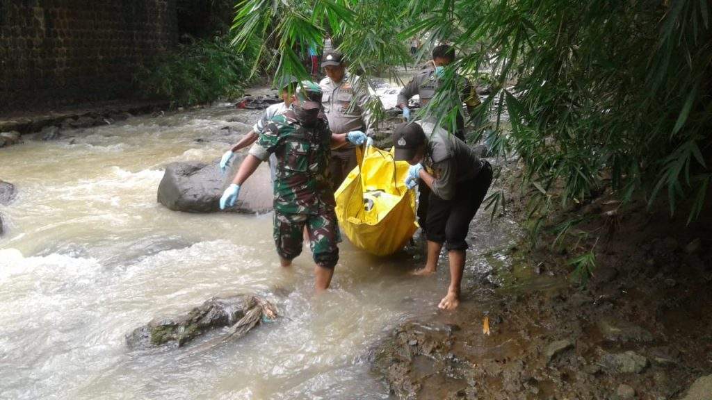 Hendak BAB, Warga Digegerkan Sesosok Mayat Tanpa Identitas Tersangkut di Batu