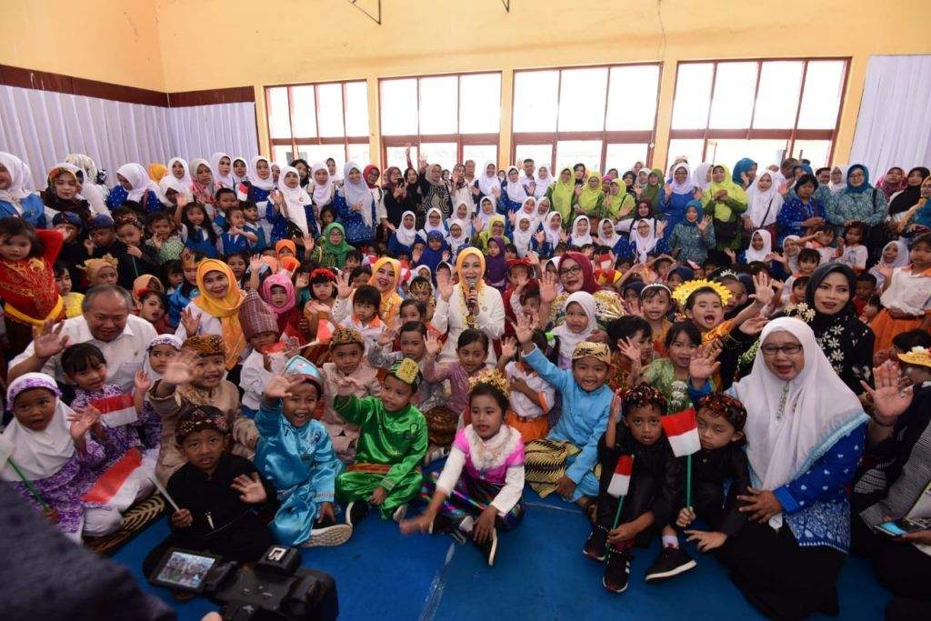 Kunjungi Posyandu Kuningan, Atalia Serahkan Dacin Kekinian