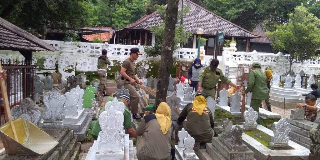 Satpol PP Bersih-bersih Komplek Makam Sunan Gunung Jati