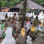 Satpol PP Bersih-bersih Komplek Makam Sunan Gunung Jati