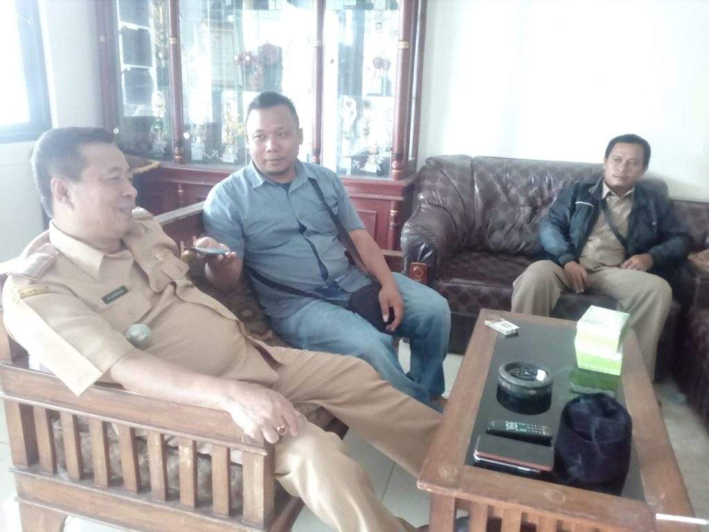 Ini Kata Camat Pasaleman Soal Polemik Kandang Ayam di Desa Tonjong Ini Kata Camat Pasaleman Soal Polemik Kandang Ayam di Desa Tonjong