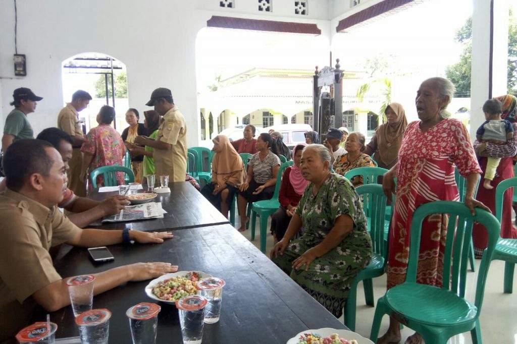 Puluhan Jompo dan Janda Di Cirebon Protes Tak Dapat Bantuan BPNT dan PKH