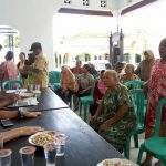 Puluhan Jompo dan Janda Di Cirebon Protes Tak Dapat Bantuan BPNT dan PKH