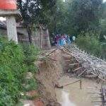 Selangkah Lagi, Rumah Warga Di Desa Rawaurip Bakal Tersapu Longsor