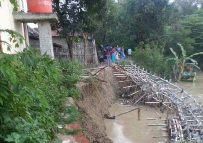 Selangkah Lagi, Rumah Warga Di Desa Rawaurip Bakal Tersapu Longsor