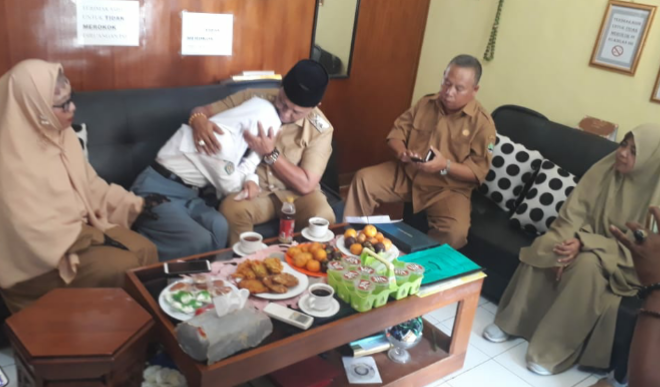 Respon Cepat Kang Jimmy Di SMAN 2 Cikampek Berbuntut Haru Hingga Dipeluk Siswi