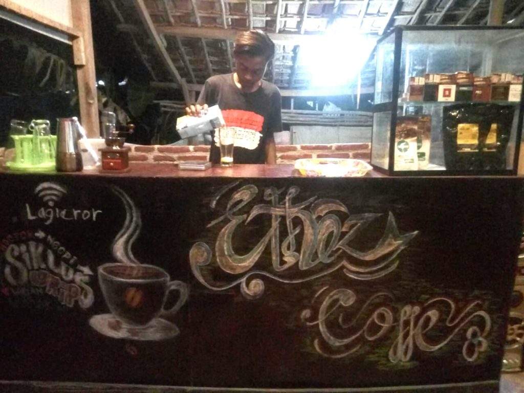 Kafe "Ethez Coffee" Tempat Nongkrong Asyik Di Cirebon Timur! Ownernya Masih 19 Tahun Loh