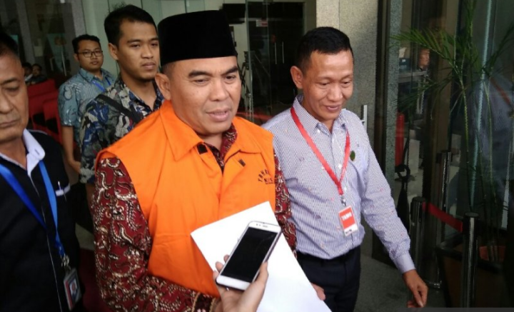 Nyuap Hakim, Bupati Jepara Resmi Pakai Rompi Orange KPK Nyuap Hakim, Bupati Jepara Resmi Pakai Rompi Orange KPK