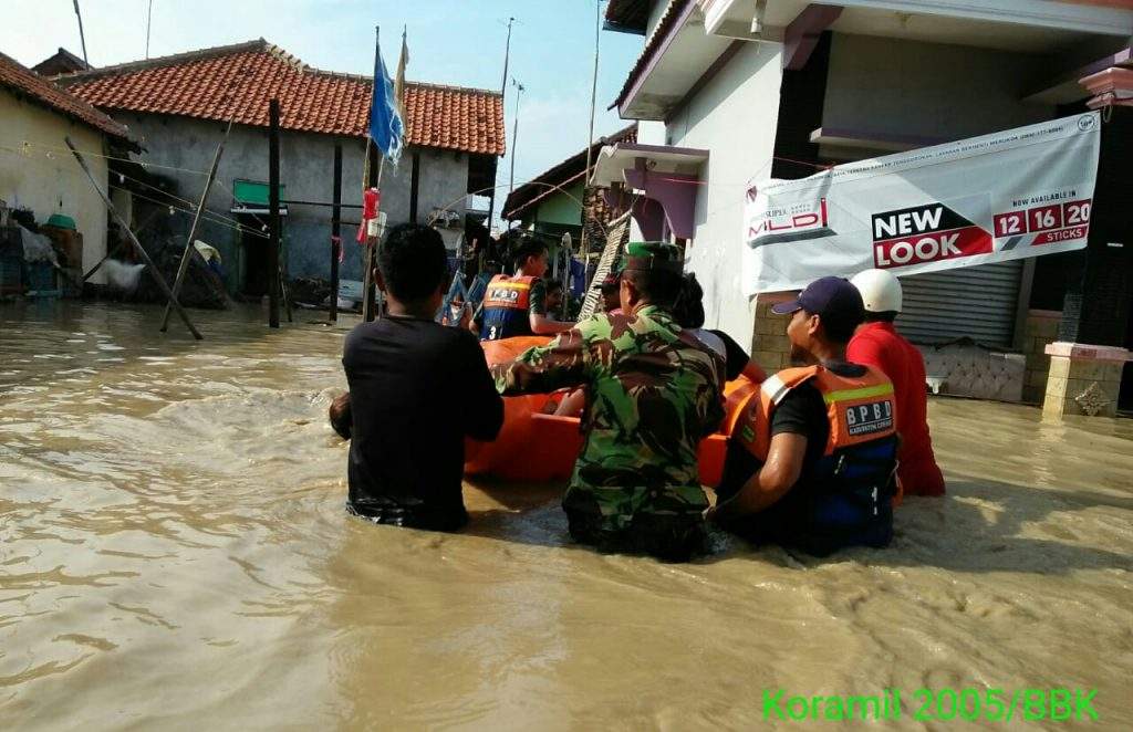 Koramil Babakan Bantu Evakuasi Korban Banjir Di Gebang - Cirebon