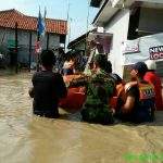 Koramil Babakan Bantu Evakuasi Korban Banjir Di Gebang - Cirebon