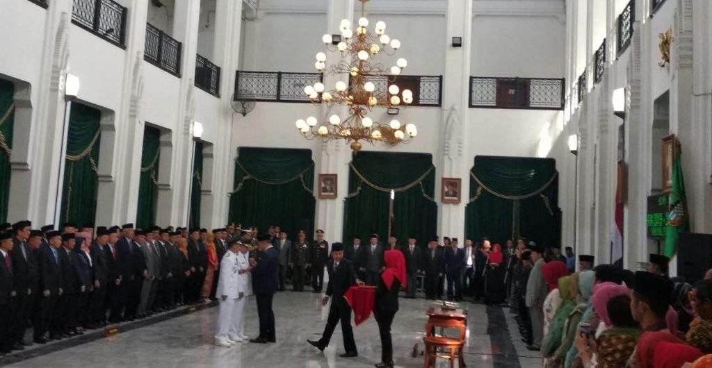 Bupati Cirebon Terpilih Sunjaya, Baru Dilantik Langsung Dicopot & Digiring Keluar Aula