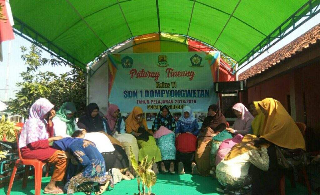 'Paturay Tineung' Siswa SDN 1 Dompyong Wetan Meriah Hingga Banjir Air Mata 'Paturay Tineung' Siswa SDN 1 Dompyong Wetan