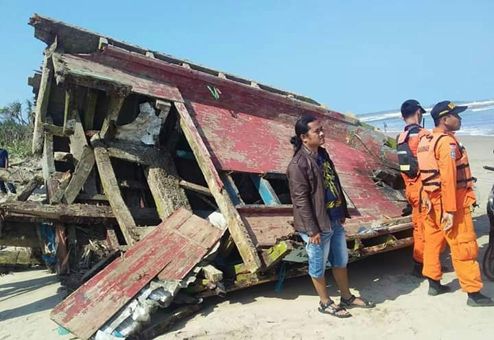 Disapu Ombak Di Banten, Nelayan Asal Kalipasung Belum Ditemukan
