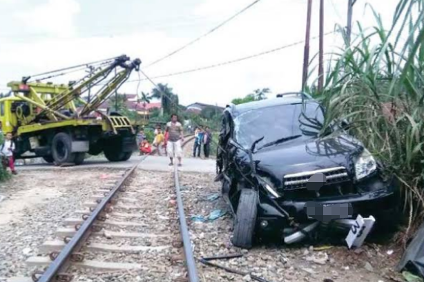 KA Hajar Mobil, Tujuh Orang Tewas