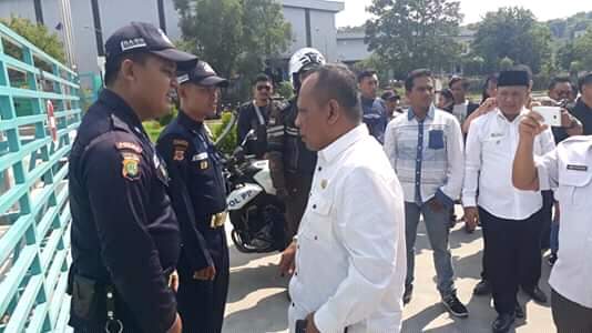 Wabup Karawang Dihadang Dua Sekuriti Saat Sidak PT. Chunetsu Wabup Karawang Dihadang Dua Sekuriti Saat Sidak PT. Chunetsu